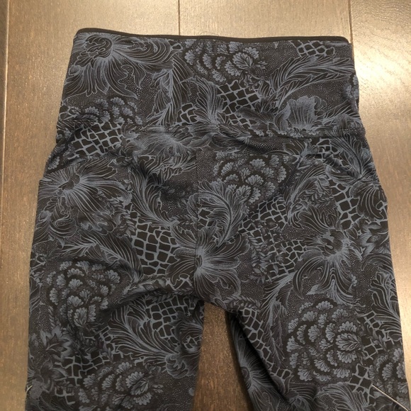 LULULEMON Patterned 25” Leggings - Picture 5 of 5